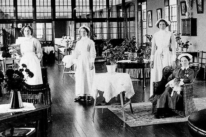 Hospital ward and staff in 1920s